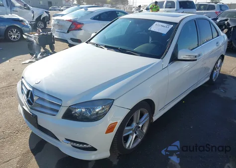 2011 Mercedes-Benz C 300 Luxury/Sport z USA, uszkodzony, nr VIN WDDGF5EB9BR164520